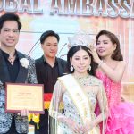 Hạnh Nguyên tự hào trong khoảnh khắc được Danh ca – nhạc sĩ Ngọc Sơn trao bằng chứng nhận Miss Global Ambassador