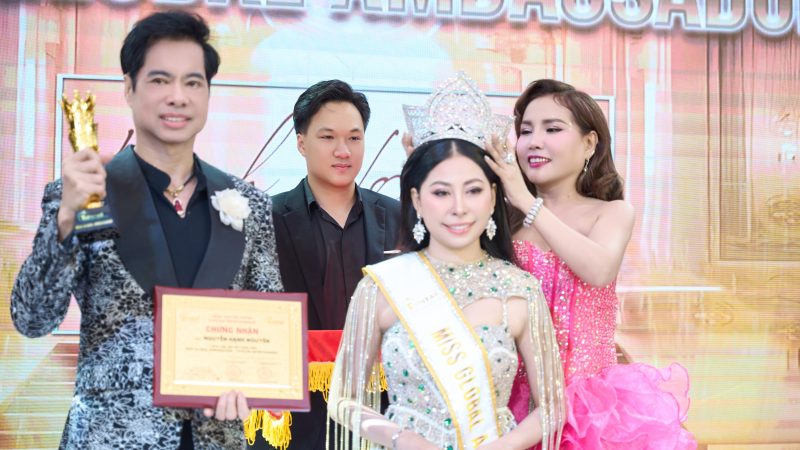 Hạnh Nguyên tự hào trong khoảnh khắc được Danh ca – nhạc sĩ Ngọc Sơn trao bằng chứng nhận Miss Global Ambassador