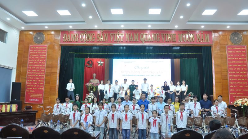 Hoa hậu Nguyễn Thị Thu Hiền xúc động tri ân thương bệnh binh và gia đình chính sách tại quê nhà