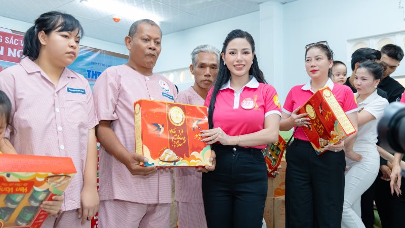 Thu Hương – Nhan sắc tứ tuần “nghìn năm có một” đấu giá thành công bộ First Face công sở