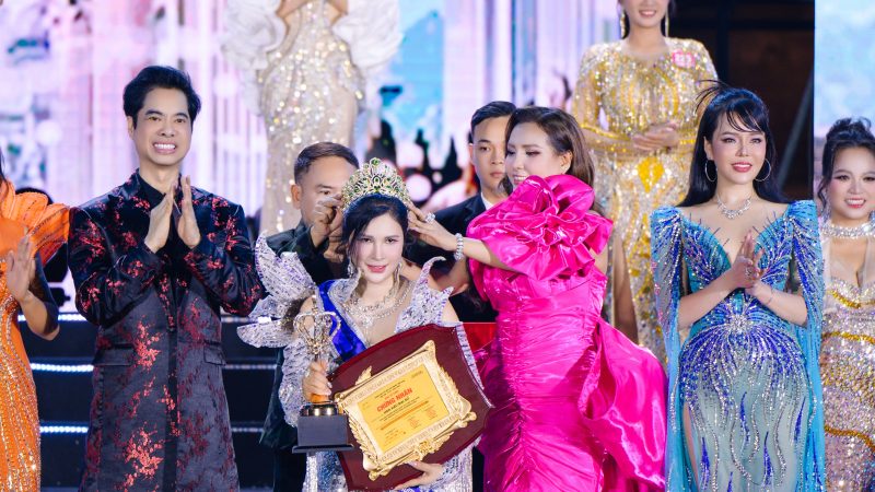 Nữ doanh nhân đa ngành Chu Thị Hồng Hoa đăng quang Hoa hậu Đại sứ – Hoa hậu Doanh nhân Hương sắc Việt Nam 2025