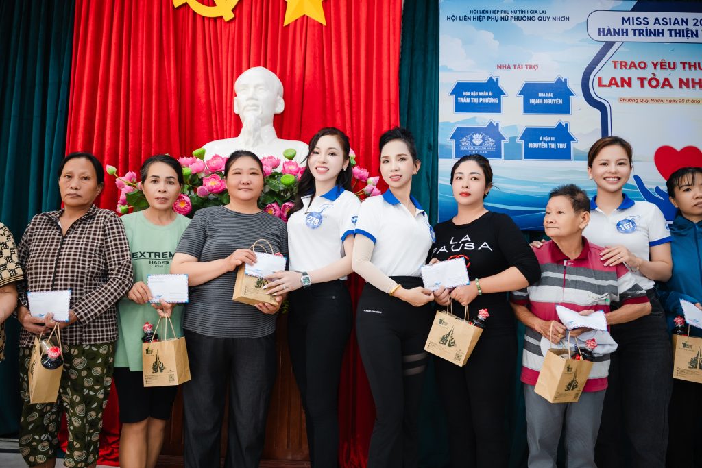 Phan Thiên Ngọc đấu giá thành công thiết kế của NTK Thân Hoàng Bích Thủy