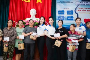 Phan Thiên Ngọc đấu giá thành công thiết kế của NTK Thân Hoàng Bích Thủy
